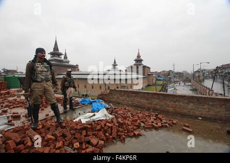 Srinagar, Inde. 19 Oct, 2015. Troopers paramilitaires indiennes alerte stand dans la vieille ville de Srinagar après le couvre-feu imposé aux autorités indiennes comme des restrictions dans de nombreuses régions du Cachemire à la suite de la mort d'un civil Zahid Bhat. Bhat un camionneur a succombé à ses brûlures à l'hôpital de New Delhi, Safderjung le dimanche, 9 jours après qu'il a été blessé dans un attentat par essence un Hindou mob dans Udhampur région du Jammu-et-Cachemire. Credit : Faisal Khan/Pacific Press/Alamy Live News Banque D'Images