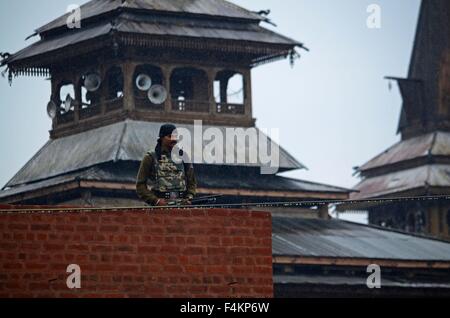 Srinagar, Inde. 19 Oct, 2015. Un Indien de la réserve centrale de Police (CRPF) stand soldat alerte dans vieux Srinagar au milieu de couvre-feu comme les restrictions imposées par les autorités dans de nombreuses parties du Cachemire à la suite du décès d'un civil Zahid Bhat. Bhat un camionneur a succombé à ses brûlures à l'hôpital de New Delhi, Safderjung le dimanche, 9 jours après qu'il a été blessé dans un attentat par essence un Hindou mob dans Udhampur région du Jammu-et-Cachemire. Credit : Faisal Khan/Pacific Press/Alamy Live News Banque D'Images