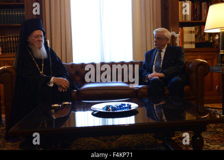 Athènes, Grèce. 19 Oct, 2015. Conversation entre le Patriarche Œcuménique orthodoxe de Constantinople, Vartholomaios (à gauche) et du président grec Prokopis Pavlopoulos (droite). © Dimitrios Karvountzis/ Pacific Press/Alamy Live News Banque D'Images