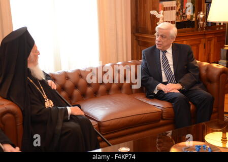 Athènes, Grèce. 19 Oct, 2015. Au cours de la conversation entre orthodoxes le Patriarche Œcuménique de Constantinople, Vartholomaios (à gauche) et du président grec Prokopis Pavlopoulos (droite). © Dimitrios Karvountzis/ Pacific Press/Alamy Live News Banque D'Images