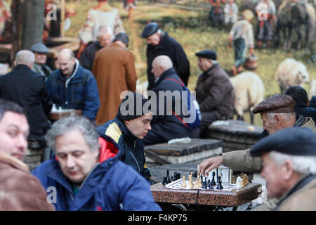 Kiev, Ukraine. 19 Oct, 2015. Les amateurs d'échecs à jouer à la Shevchenko Park. Shevchenko est un des endroit populaire à Kiev où les joueurs d'échecs, domino, backgammon et autres jeux de compétition amateurs 24/7. © Nazar Furyk/Pacific Press/Alamy Live News Banque D'Images