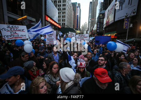 New York City, United States. 18 Oct, 2015. Des centaines de militants pro-Israël remplir Broadway dans Times Square. Plusieurs centaines de personnes ont écouté les discours et chansons au cours d'une solidarité avec Israël rassemblement à Times Square. © Andy Katz/Pacific Press/Alamy Live News Banque D'Images