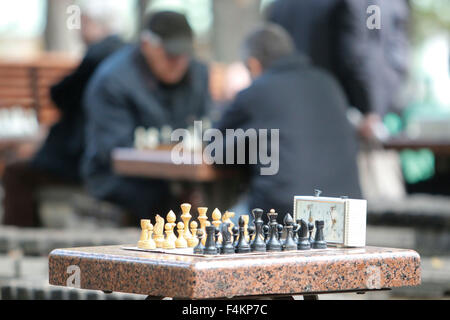 Kiev, Ukraine. 19 Oct, 2015. Les amateurs d'échecs à jouer à la Shevchenko Park. Shevchenko est un des endroit populaire à Kiev où les joueurs d'échecs, domino, backgammon et autres jeux de compétition amateurs 24/7. © Nazar Furyk/Pacific Press/Alamy Live News Banque D'Images