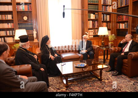 Athènes, Grèce. 19 Oct, 2015. Voir au cours de la conversation entre le Patriarche Œcuménique orthodoxe de Constantinople et le président grec de Vartholomaios Prokopis Pavlopoulos. © Dimitrios Karvountzis/ Pacific Press/Alamy Live News Banque D'Images