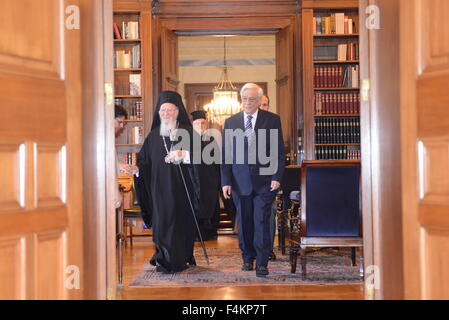 Athènes, Grèce. 19 Oct, 2015. Entrée commune du Patriarche oecuménique orthodoxe de Constantinople Vartholomaios (à gauche) et du président grec Prokopis Pavlopoulos (à droite), à l'office de président grec. © Dimitrios Karvountzis/ Pacific Press/Alamy Live News Banque D'Images