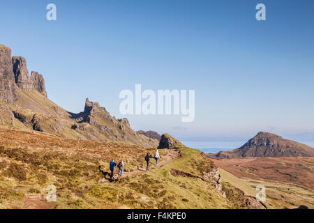 Les Randonneurs marchant sur le chemin d'Quiraing, île de Skye, Hébrides intérieures, Ecosse, Royaume-Uni Banque D'Images