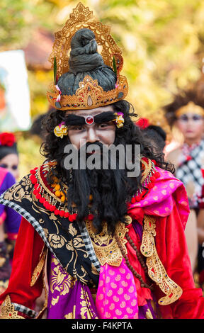 Artiste de théâtre de danse balinaise à Sanur Village Festival's street parade le 30 août, 2015 à Bali, Indonésie. Banque D'Images