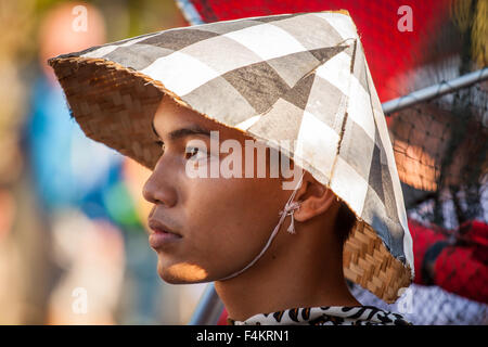 L'homme en costume traditionnel balinais Banque D'Images