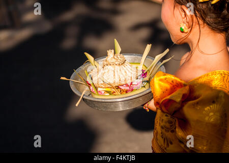 Fille balinais offre comptable à Sanur Village Festival's street parade le 30 août, 2015 à Bali, Indonésie. Banque D'Images