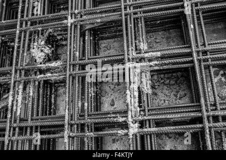 Des éclaboussures de béton sur armature de pieu Banque D'Images