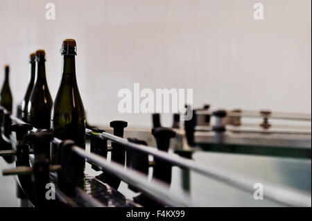 La production industrielle tourné avec des bouteilles de champagne sur le convoyeur à bande dans une usine Banque D'Images