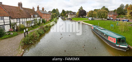 Avis de Hungerford bridge à l'Ouest sur le canal Kennet et Avon. Banque D'Images