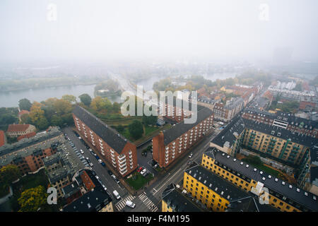 Vue brumeuse de la tour de l'église de Notre Sauveur, à Christiania, Copenhague, Danemark. Banque D'Images