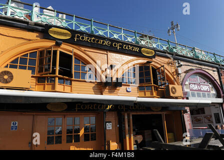 La fortune de la guerre sur le front de mer de Brighton UK pub Banque D'Images