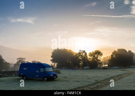Le soleil brûlant à travers la brume sur un matin glacial à haute Laning Farm Camping Dent Cumbria Dentdale UK Banque D'Images