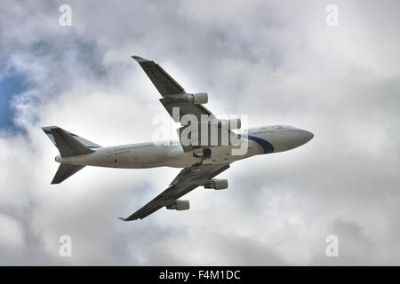 Ukraine BORISPOL, - 2 octobre 2011 : Israël El Al Airlines B747 volant dans Stormy Sky Banque D'Images