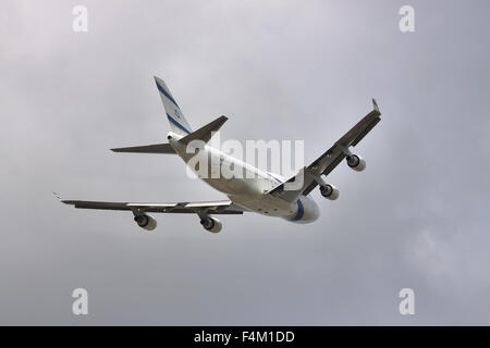 Ukraine BORISPOL, - 2 octobre 2011 : Israël El Al Airlines B747 prend son envol dans le ciel d'orage Banque D'Images