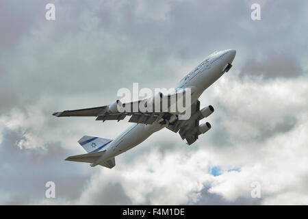 Ukraine BORISPOL, - 2 octobre 2011 : Israël El Al Airlines B747 prenant en ciel nuageux Banque D'Images