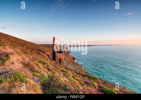 Magnifique coucher de soleil sur le Towanroath Engine House sur le South West Coast Path à St Agnes sur la côte de Cornwall Banque D'Images