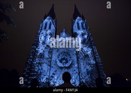 Prague, République tchèque. 18 octobre 2015. Les gens regardent videomapping s'échapper en projection 3D artiste hongrois Laszlo Zsolt Bordos sur la façade néo-gothique de l'église de Saint Ludmila pendant le Signal Festival à Prague, en République tchèque, le 18 octobre 2015. Festival de signal porte le centre historique de bâtiments pour la vie par les installations audiovisuelles et videomapping de projections par des artistes locaux et internationaux. Banque D'Images