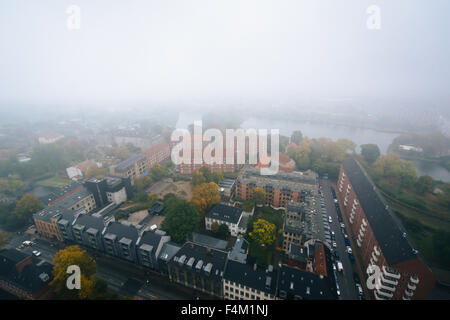 Vue brumeuse de la tour de l'église de Notre Sauveur, à Christiania, Copenhague, Danemark. Banque D'Images