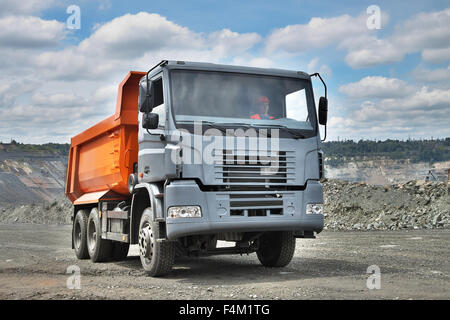 La région de Poltava, Ukraine - le 26 juin 2010 : nouveau dump truck sur la route à ciel ouvert Banque D'Images