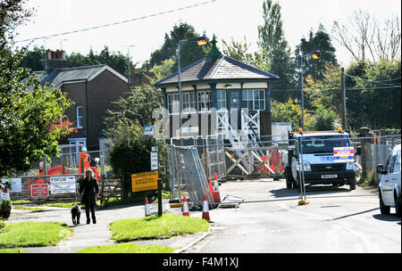 Hôtel Lutetia Sussex UK Le vendredi 09 octobre 2015 - Les résidants du village de Plumpton à Sussex sont fâchés avec Network Rail sur la fermeture de la traversée de chemin de fer dans le village . Network Rail fermé le passage à niveau qui a l'ancienne gates et signal fort pour commencer à travailler sur leur remplacement, mais ils sont des bâtiments classés Grade II et de Lewes District Council a rejeté leurs plans en raison de remplacer les portes causerait trop de mal . Banque D'Images