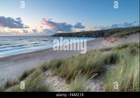 Coucher du soleil sur les dunes de sable de la baie de Holywell près de Newquay en Cornouailles Banque D'Images