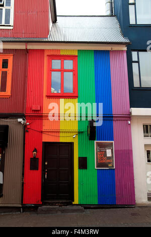 Bâtiment à rayures colorées Reykjavik Islande Banque D'Images