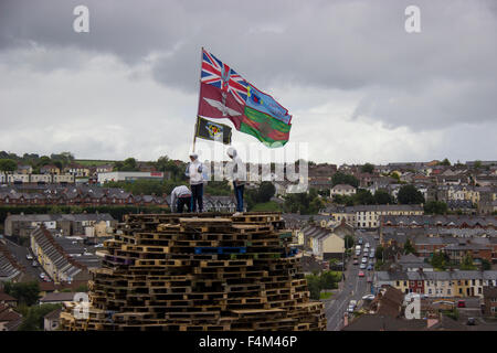 La construction d'un feu dans la zone Bogside de Derry. Banque D'Images