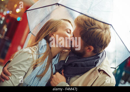 Amorous couple under umbrella Banque D'Images