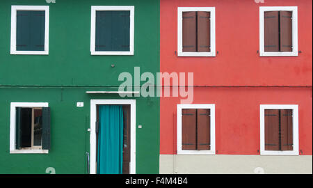 Façade rouge et vert en Vénétie, l'île de Burano. Maisons typiques et colorées avec des portes et des murs un windows Banque D'Images