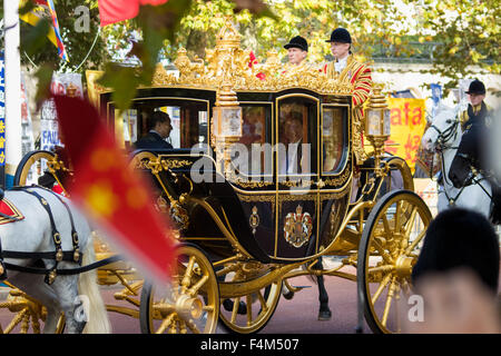 Londres, Royaume-Uni. 20 octobre 2015. Après une cérémonie d'accueil au Royaume-Uni par la Reine et le duc d'Édimbourg à Horse Guards Parade, un défilé de chars se déplace vers le bas le centre commercial passé des milliers de Chinois expatriés et les manifestants tibétains. Sur la photo : La Reine voyages avec le président Xi dans son état transport Crédit : Paul Davey/Alamy Live News Banque D'Images