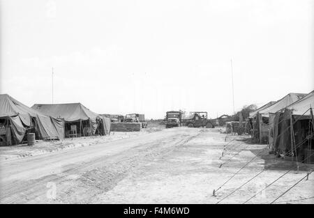 Tentes et deux tonnes lors d'une Première Division d'infanterie, camp de base en 1965 pendant la guerre du Vietnam. Banque D'Images