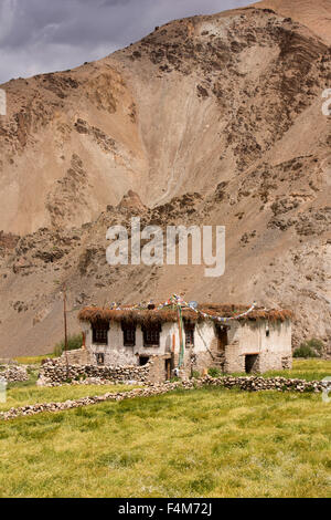 L'Inde, le Jammu-et-Cachemire, Ladakh, Rumtse, traditionnelle maison de ferme avec petit toit rond au pied du Taglang La pass Banque D'Images