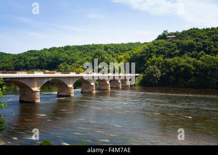 L'arche pont routier sur la rivière Dordogne à Lalinde en France Banque D'Images