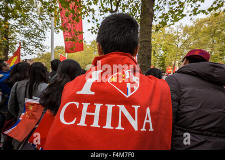 Londres, Royaume-Uni. 20 octobre, 2015. Les partisans chinois attendre que le président Xi Jinping en tant que partie de la Queen's Royal procession accueillant le Mall d'entamer sa visite d'état Crédit : Guy Josse/Alamy Live News Banque D'Images