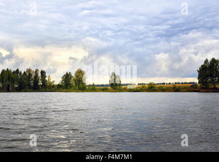 Paysage de l'eau avec des nuages et des ondulations dans l'eau du lac Banque D'Images