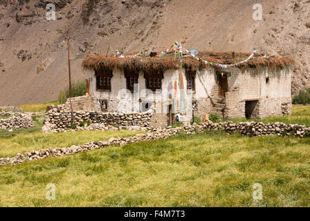 L'Inde, le Jammu-et-Cachemire, Ladakh, Rumtse, traditionnelle maison de ferme avec petit toit rond au pied du Taglang La pass Banque D'Images