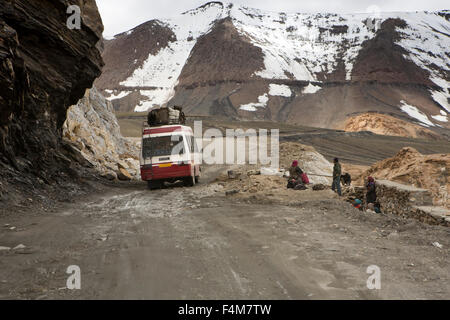 L'Inde, le Jammu-et-Cachemire, Ladakh, Taglang La pass, bus pour Manali sur la section à travers les montagnes Banque D'Images