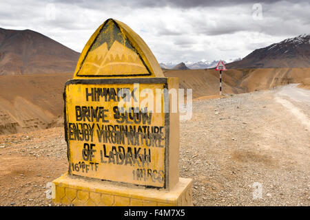 L'Inde, le Jammu-et-Cachemire, Ladakh, Changtang illisibles, peint une Himank road sign, lettrage floue Banque D'Images