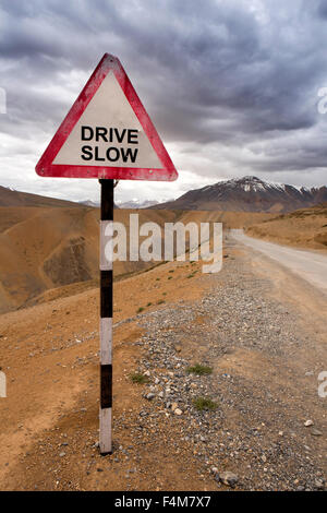 L'Inde, le Jammu-et-Cachemire, Ladakh, Changtang, dur avertissement lent road sign Banque D'Images