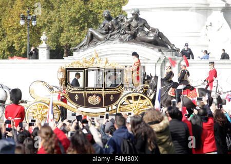 Londres, Royaume-Uni. 20 Oct, 2015. La reine Elizabeth II siège avec le président chinois Xi Jinping à l'entraîneur de l'état du Jubilé de diamant à la suite de la cérémonie d'accueil à Horse Guards Parade le 20 octobre 2015 à Londres, en Angleterre. Le Président de la République populaire de Chine, M. Xi Jinping et son épouse, Mme Peng Liyuan, paient une visite d'État au Royaume-Uni en tant qu'invités de la Reine. PHOTO Credit : CPRESS LIMITED/Alamy Live News Banque D'Images