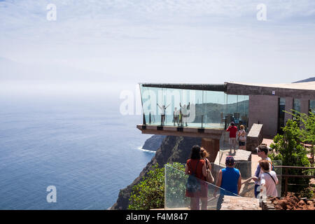 Le Mirador de Abrante avec son sol en verre en saillie à l'extérieur de la colline au-dessus de Agulo, La Gomera, Canary Islands, Spain. Banque D'Images