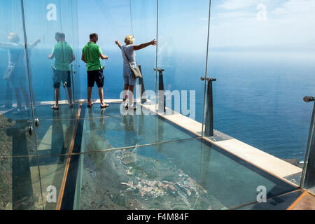 Le Mirador de Abrante avec son sol en verre en saillie à l'extérieur de la colline au-dessus de Agulo, La Gomera, Canary Islands, Spain. Banque D'Images