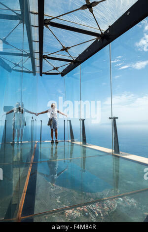 Le Mirador de Abrante avec son sol en verre en saillie à l'extérieur de la colline au-dessus de Agulo, La Gomera, Canary Islands, Spain. Banque D'Images