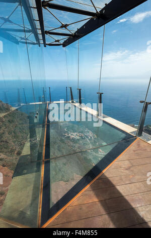 Le Mirador de Abrante avec son sol en verre en saillie à l'extérieur de la colline au-dessus de Agulo, La Gomera, Canary Islands, Spain. Banque D'Images