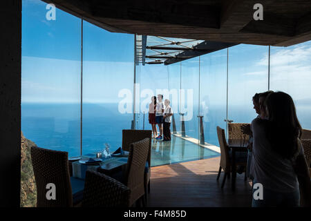 Le Mirador de Abrante avec son sol en verre en saillie à l'extérieur de la colline au-dessus de Agulo, La Gomera, Canary Islands, Spain. Banque D'Images