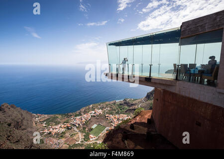 Le Mirador de Abrante avec son sol en verre en saillie à l'extérieur de la colline au-dessus de Agulo, La Gomera, Canary Islands, Spain. Banque D'Images