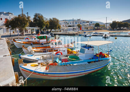 Port et front de village de Pollonia à Milos island, Grèce Banque D'Images